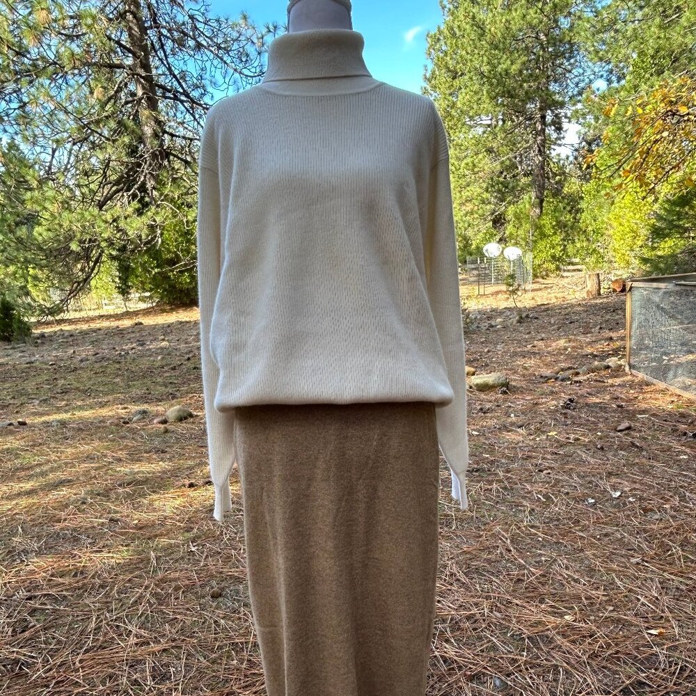 NWT Pure Cashmere natural cream color undyed ribbed turtle neck